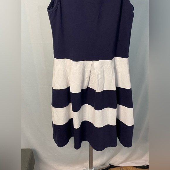 Duffield Lane. LUDINGTON DRESS IN NAVY & WHITE COLORBLOCK. UPF50+ MEDIUM - Picture 8 of 8